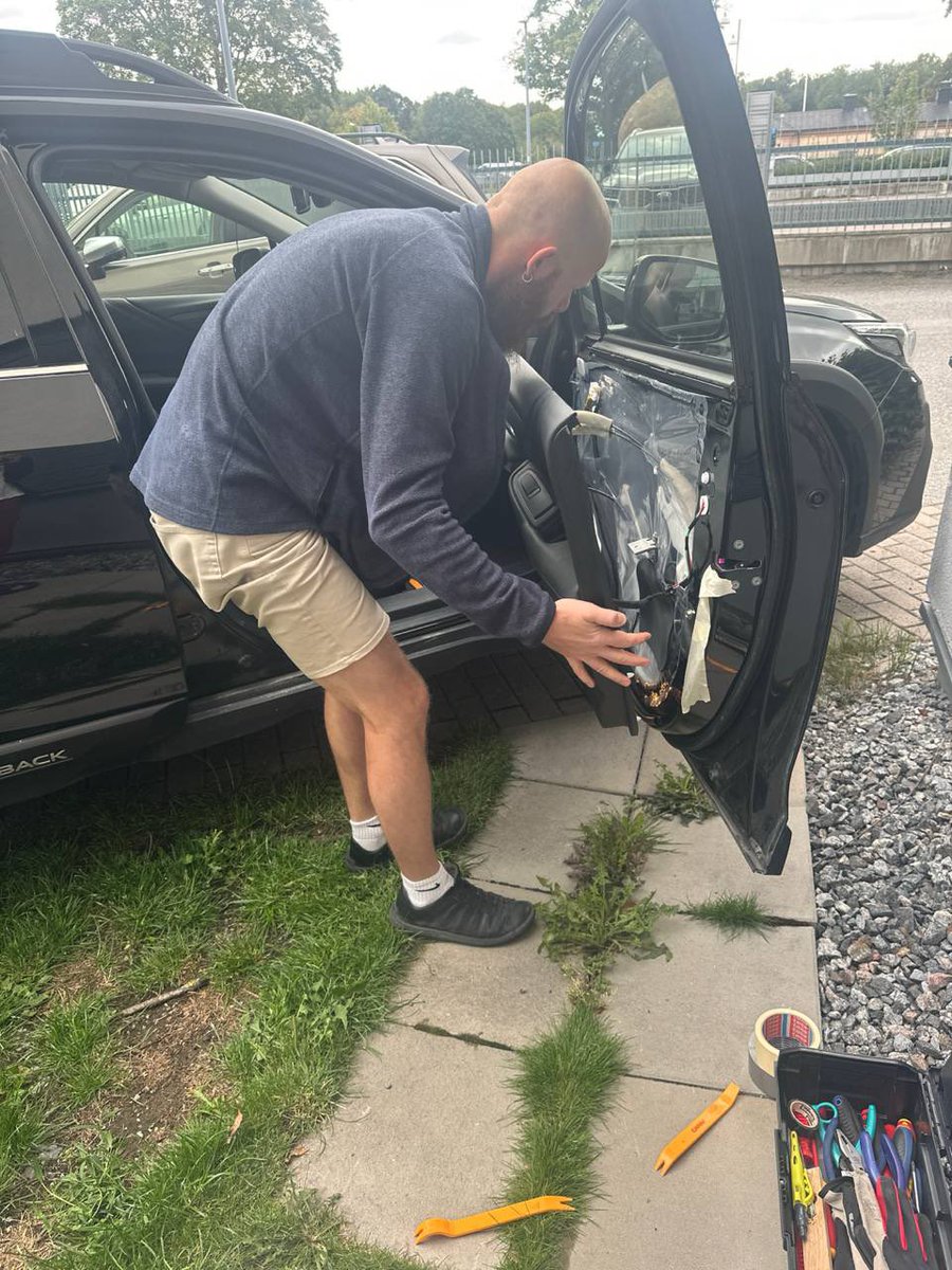 Я попросила открыть дверь, ну мне и открыли. По-другому я и сама умею.