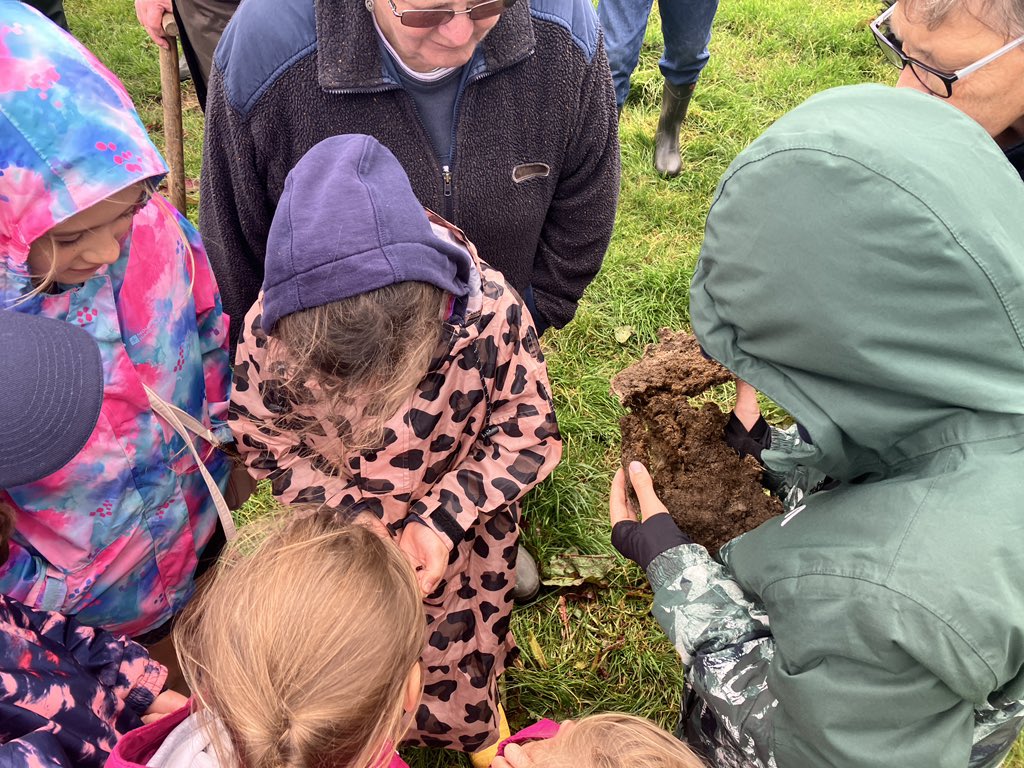 Gr8 afternoon #InsideTheGate <a href="/Friesian_man/">𝐁𝐫𝐮𝐜𝐞 𝐓𝐡𝐨𝐦𝐩𝐬𝐨𝐧</a> <a href="/farmfornature/">Farming For Nature</a> farm in #Laois. Dairying &amp; encouraging dung beetles to tackle parasites instead of dosing, Bruce had 50+ ppl on a safari to find the beetles in cow pats much to the enjoyment of adults &amp; kids alike. 1/n