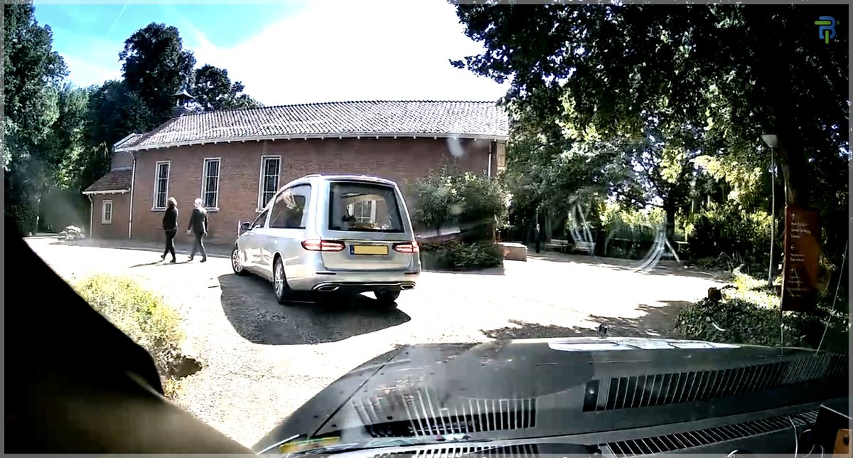 BlueTruthNL's tweet image. Naast deelname aan liefdadigheidsritten kunnen we op verzoek meerijden met een rouwstoet. Recent hebben we deelgenomen aan een uitvaart door met onze wagen met een rouwstoet mee te rijden.
Eerder reden we mee met de uitvaart van een 5-jarig meisje.
bluetruth.nl/actueel/rouwst…