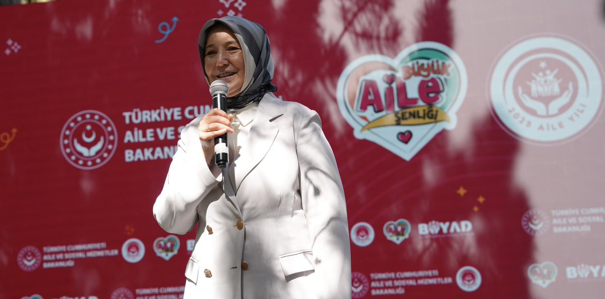 LemanYenigunAk's tweet photo. 🌺#AileYılı vesilesiyle, Ankara İl Müdürlüğümüz ile Büyük Aile Eğitim ve Yardımlaşma Derneğinin  iş birliğiyle düzenlenen “Büyük Aile Şenliği”nde evlatlarımızla bir araya gelerek Bakanımız Sayın @MahinurOzdemir Göktaş’ın selam ve sevgilerini ilettik. Çocuklarımızla etkinliklerle dolu bol eğlendirici bir  gün geçirdik. 

30 Ağustos Zafer Bayramının kutlandığı bu anlamlı buluşmanın hazırlanmasında emeği geçenlere teşekkür ediyoruz. 

Evlatlarımızın gülen yüzleri, en güçlü motivasyonumuz ve en kıymetli ilhamımız.
#bizbuyukbiraileyiz 

@tcailesosyal 
@Ankaraashm 
@buyaddernegi