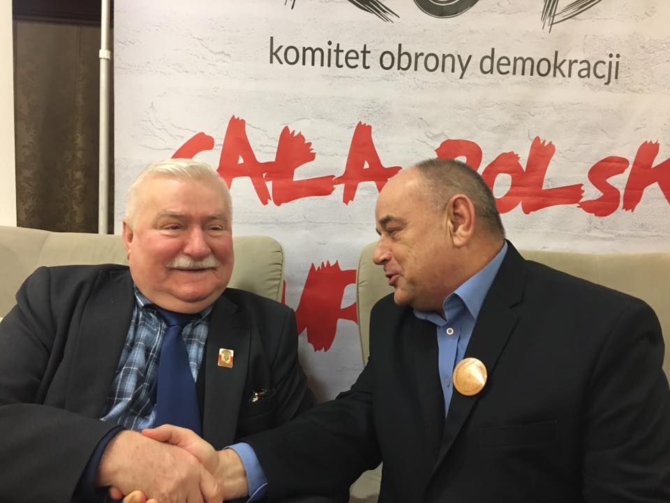 Tam, gdzie jest solidarność, tam nie ma barierek i oddzielonych zasłużonych bardziej.
Działania partyjne Piotra Dudy i Karola Nawrockiego ze zbrodniczą, dzielącą i antypolską organizacją PiS dowodzą, że o Solidarności nie mają pojęcia. Ani o ruchu społecznym, ani o tym, co to