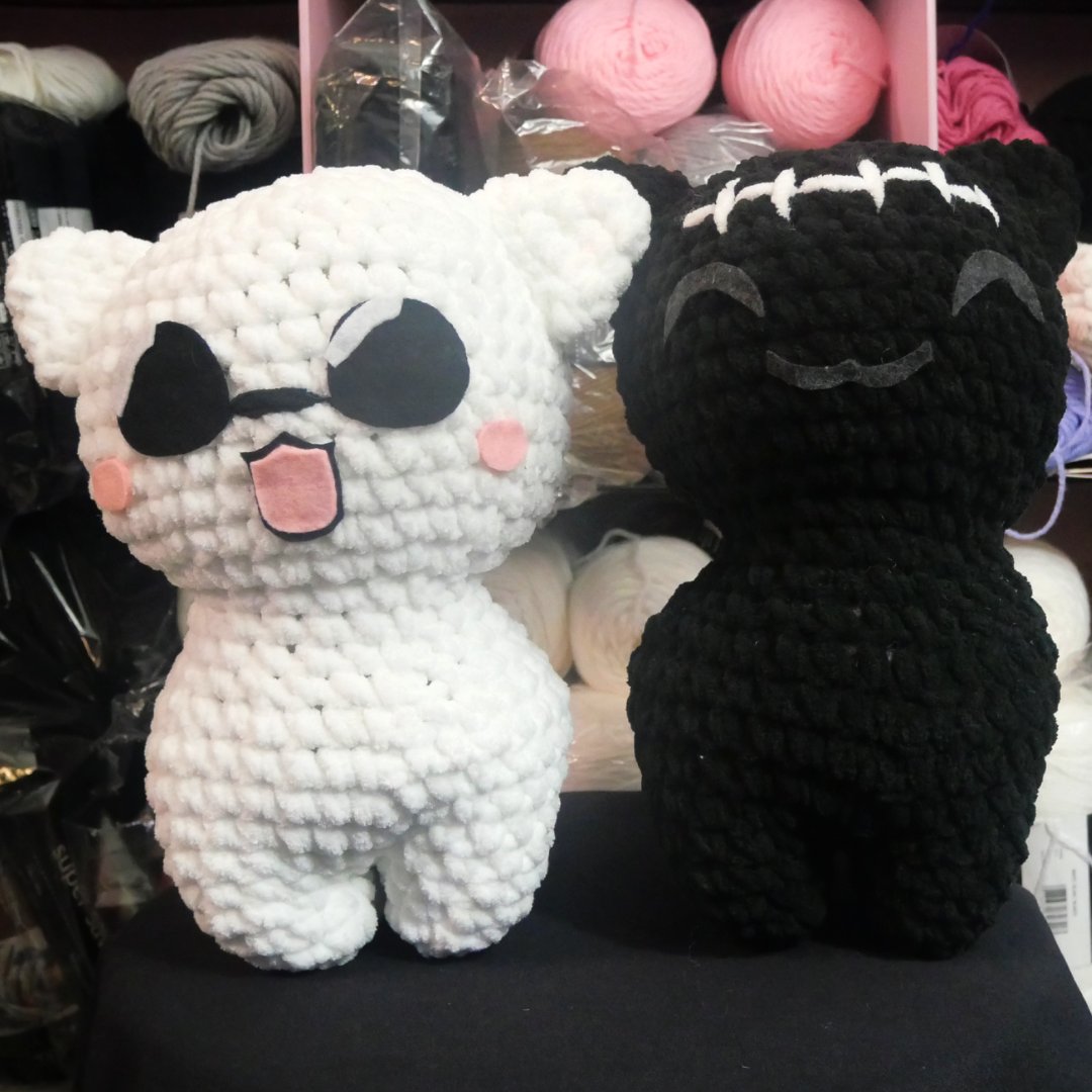 YGCosplay's tweet photo. New merch for September just dropped! Jujutsu Kaisen Kittens are available now! I have Gojo and Geto to start. Who should I make next?

Base Cat Pattern by TheMaryJay (Etsy)
#yarngoddess #crocheting #jujutsukaisen #gojocat #getosuguru https://t.co/RNSklHHF2B