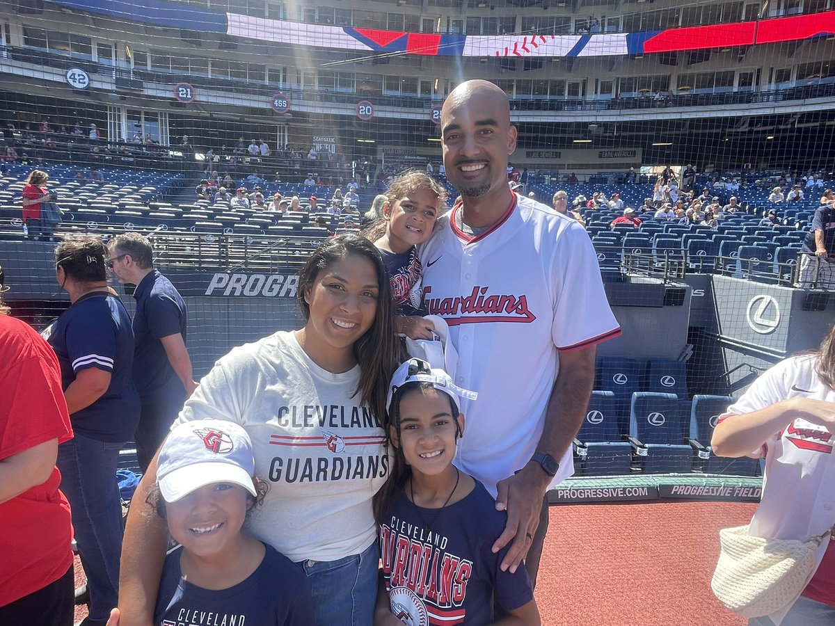csu_basketball's tweet image. ⚾️ First pitch ready! Beautiful afternoon for some @CleGuardians baseball! 

#BUILD | #GoVikes
