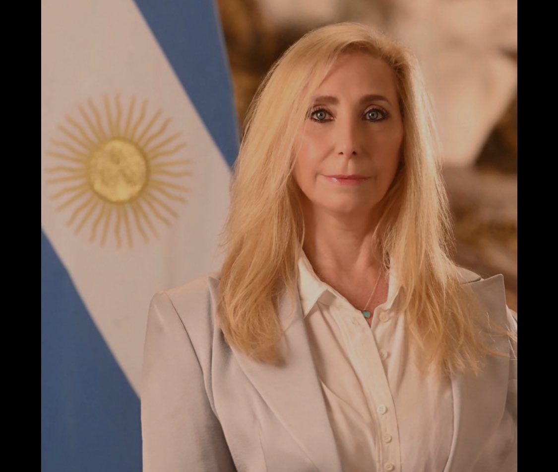 María Florencia Arietto 🇦🇷 (@florenciarietto) on Twitter photo Bancamos a la Secretaria General de la Presidencia <a href="/KarinaMileiOk/">Karina Milei</a> , hermana del Presidente <a href="/JMilei/">Javier Milei</a> de la mayor operación política que tenga memoria la democracia. Sabemos quiénes están detrás, no cedemos ni un tranco y responsabilizamos a los periodistas que están publicando los Bancamos a la Secretaria General de la Presidencia <a href="/KarinaMileiOk/">Karina Milei</a> , hermana del Presidente <a href="/JMilei/">Javier Milei</a> de la mayor operación política que tenga memoria la democracia. Sabemos quiénes están detrás, no cedemos ni un tranco y responsabilizamos a los periodistas que están publicando los