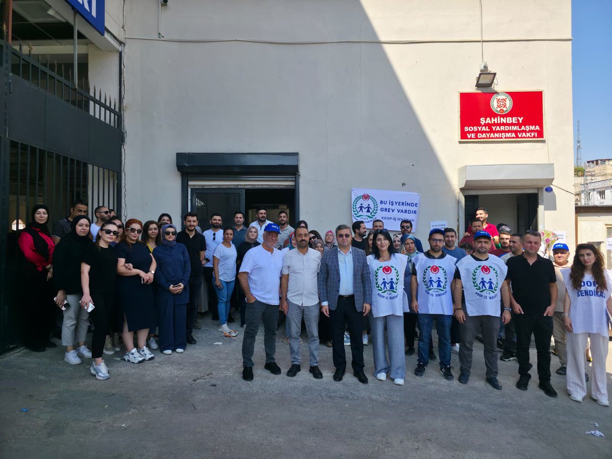 Sosyal yardımlaşma vakıfları greve girdi girmelerinin nedeni 9 ay boyunca Kçp görüşmeleri beklenmiş 9 aydır 2024 maaşı almışlar Aile ve sosyal hizmetler bakanlığı vakıf çalışanlarını kendilerine bağlı görmüyorlar ve kamu işçisi olarak statü verilmiyormuş