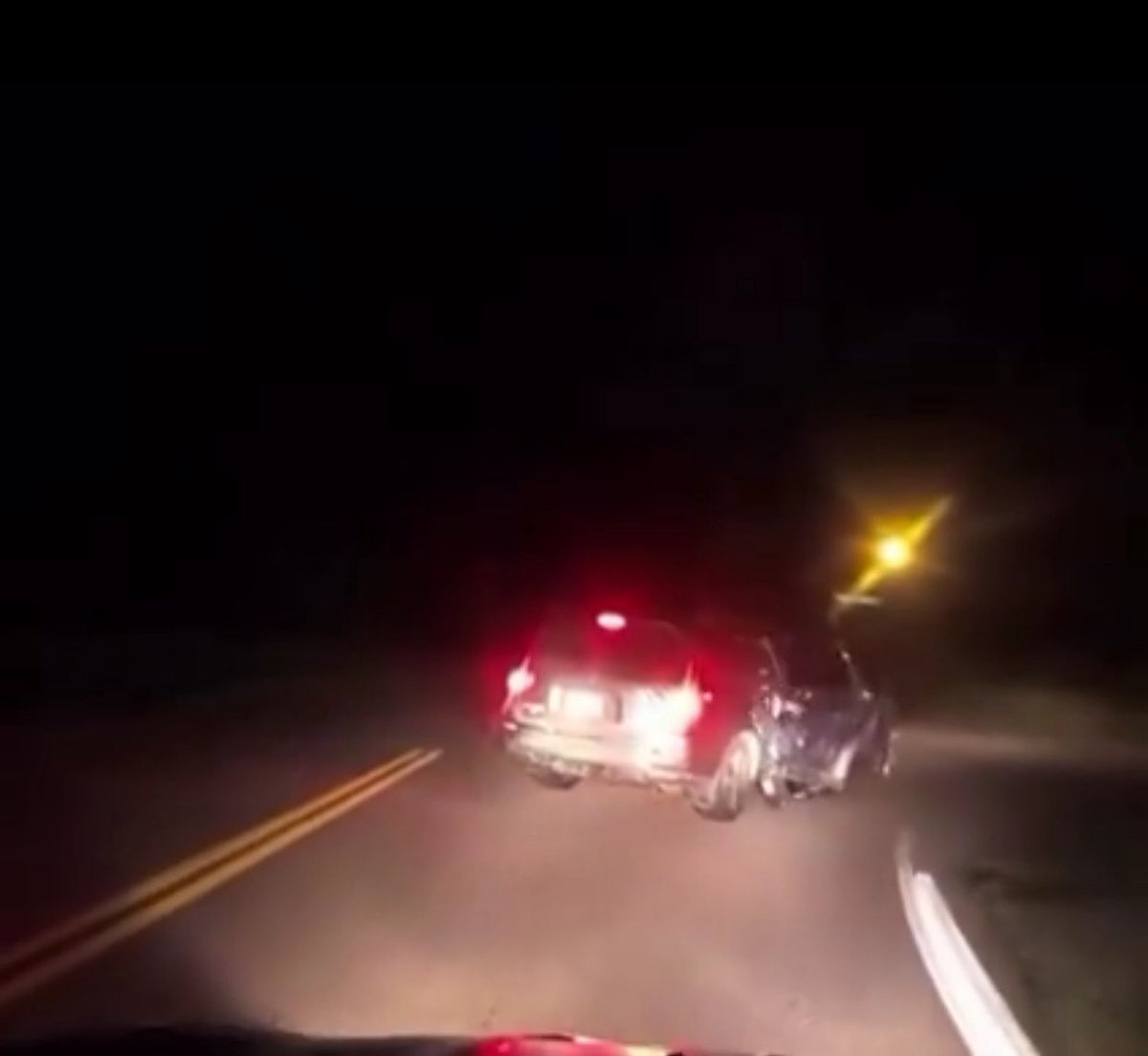 oxygist's tweet image. The moment this driver narrowly escaped two robbery incidents on the same road, almost at the same time— y’all need to be vigilant when driving 🧎

(Martinez Chalobah #JusticeForRuth Dangote Adnan  Muhammad)