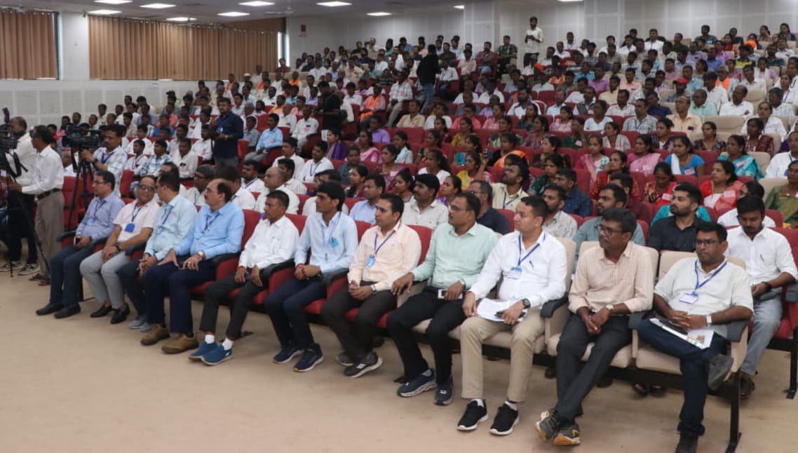 આજરોજ વઘઈ કૃષિ યુનિવર્સીટી ખાતે માન. રાજ્યપાલશ્રી આચાર્ય દેવવ્રતજીના અધ્યક્ષ સ્થાને પ્રાકૃતિક 'કૃષિ પ્રકૃતિના શરણે પરિસંવાદ' કાર્યક્રમ યોજવામાં આવ્યો. કાર્યક્રમમાં રાજ્યપાલશ્રીએ પ્રાકૃતિક ખેતી અંગે વિગતે ચર્ચા કરી અધિકારી તેમજ ખેડૂતોને માર્ગદર્ષિત કર્યા હતાં.