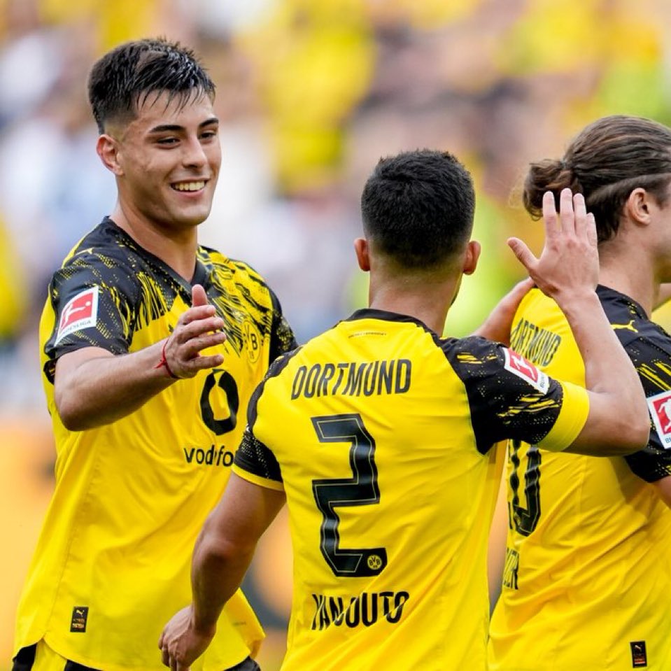 Qué debut (y como TITULAR) de Aaron Anselmino con el Borussia Dortmund.

Solo falló 5 fases (de 78), apenas perdió 6 balones (con 88 toques), y completó una gran cantidad de acciones defensivas salvadoras.

Era su primer día en el Signal Iduna Park y se fue ovacionado.