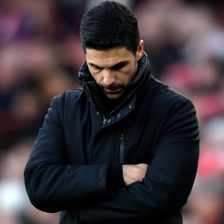 🚨BREAKING NEWS:

Man United is only TWO points behind premier league favorites Arsenal. Title race is on.