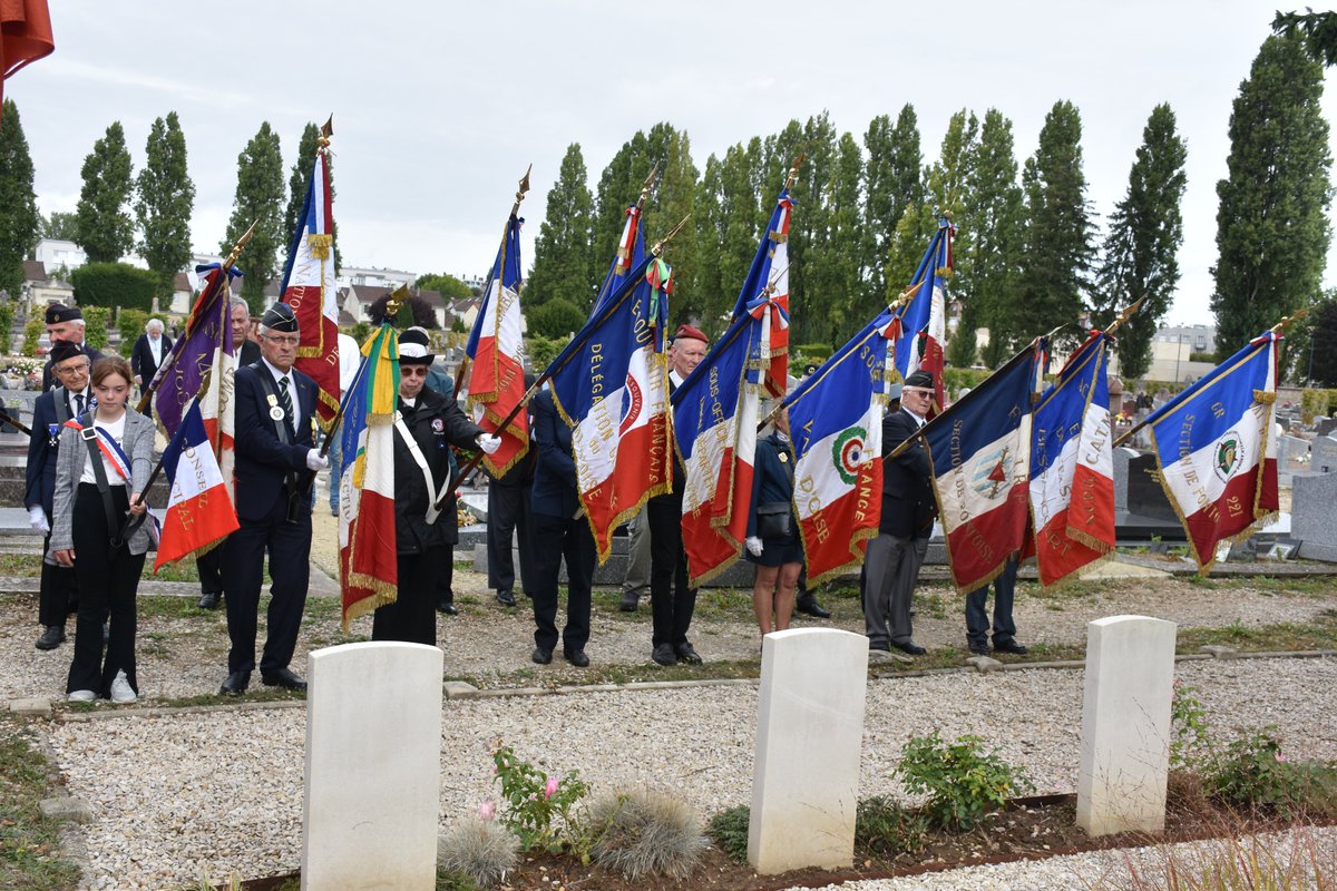 Suite de la commémoration du 81ème anniversaire de la libération de #Pontoise au cimetière et carré des alliés. 16 drapeaux ont rendu hommage à nos libérateurs. L'histoire de la vie sous l'occupation rappelée dans les discours de Me le Maire et M. le Sous-Préfet.<a href="/sve83/">Stéphanie Von Euw</a> <a href="/Prefet95/">Préfet du Val-d'Oise</a>