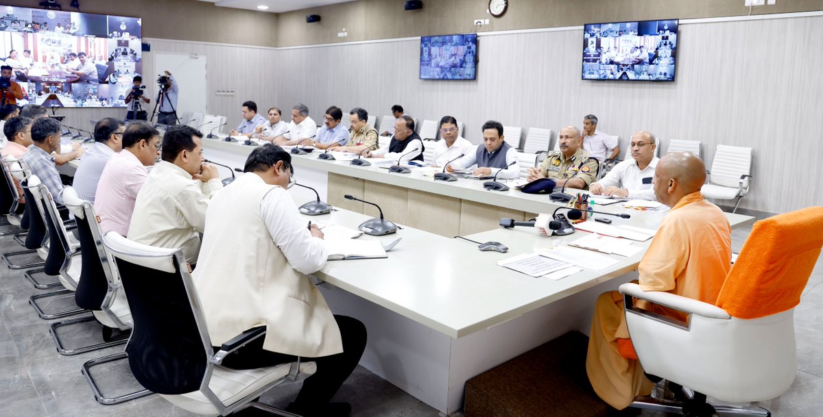 CM Office, GoUP (@cmofficeup) on Twitter photo #UPCM <a href="/myogiadityanath/">Yogi Adityanath</a> ने आज जनपद लखनऊ स्थित अपने सरकारी आवास पर प्रदेश की कानून-व्यवस्था, IGRS, #CMHelpline, आगामी त्योहारों की तैयारियों, बाढ़ की स्थिति, डेंगू नियंत्रण और स्वास्थ्य सेवाओं जैसे विषयों पर शासन के वरिष्ठ अधिकारियों, मंडलायुक्तों, पुलिस कमिश्नरों, जिलाधिकारियों, #UPCM <a href="/myogiadityanath/">Yogi Adityanath</a> ने आज जनपद लखनऊ स्थित अपने सरकारी आवास पर प्रदेश की कानून-व्यवस्था, IGRS, #CMHelpline, आगामी त्योहारों की तैयारियों, बाढ़ की स्थिति, डेंगू नियंत्रण और स्वास्थ्य सेवाओं जैसे विषयों पर शासन के वरिष्ठ अधिकारियों, मंडलायुक्तों, पुलिस कमिश्नरों, जिलाधिकारियों,