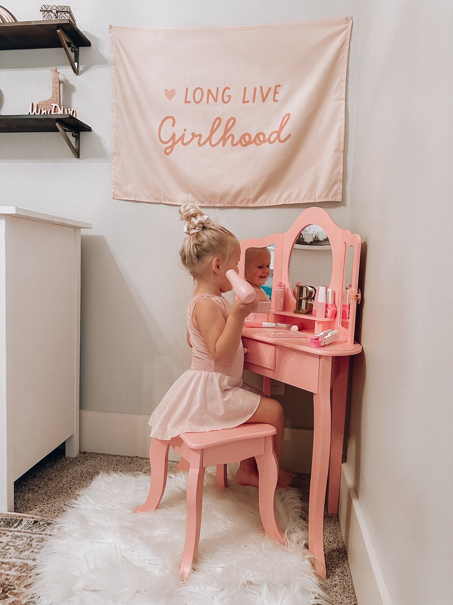 The Fantasy Fields Lady Alessandra Kids Corner Vanity is the perfect nook for your kiddo’s beauty moments and creativity. Cute, cozy, and totally Insta-worthy! 🌸✨

#designhappy #teamson #teamsonkids #vanity #girlsroom