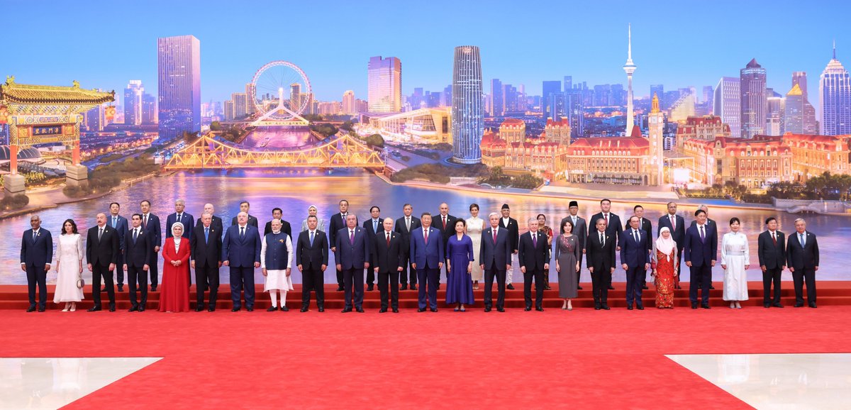 Group photo of President Xi Jinping and his wife Peng Liyuan with the international dignitaries attending the Shanghai Cooperation Organization Summit 2025 #SCO