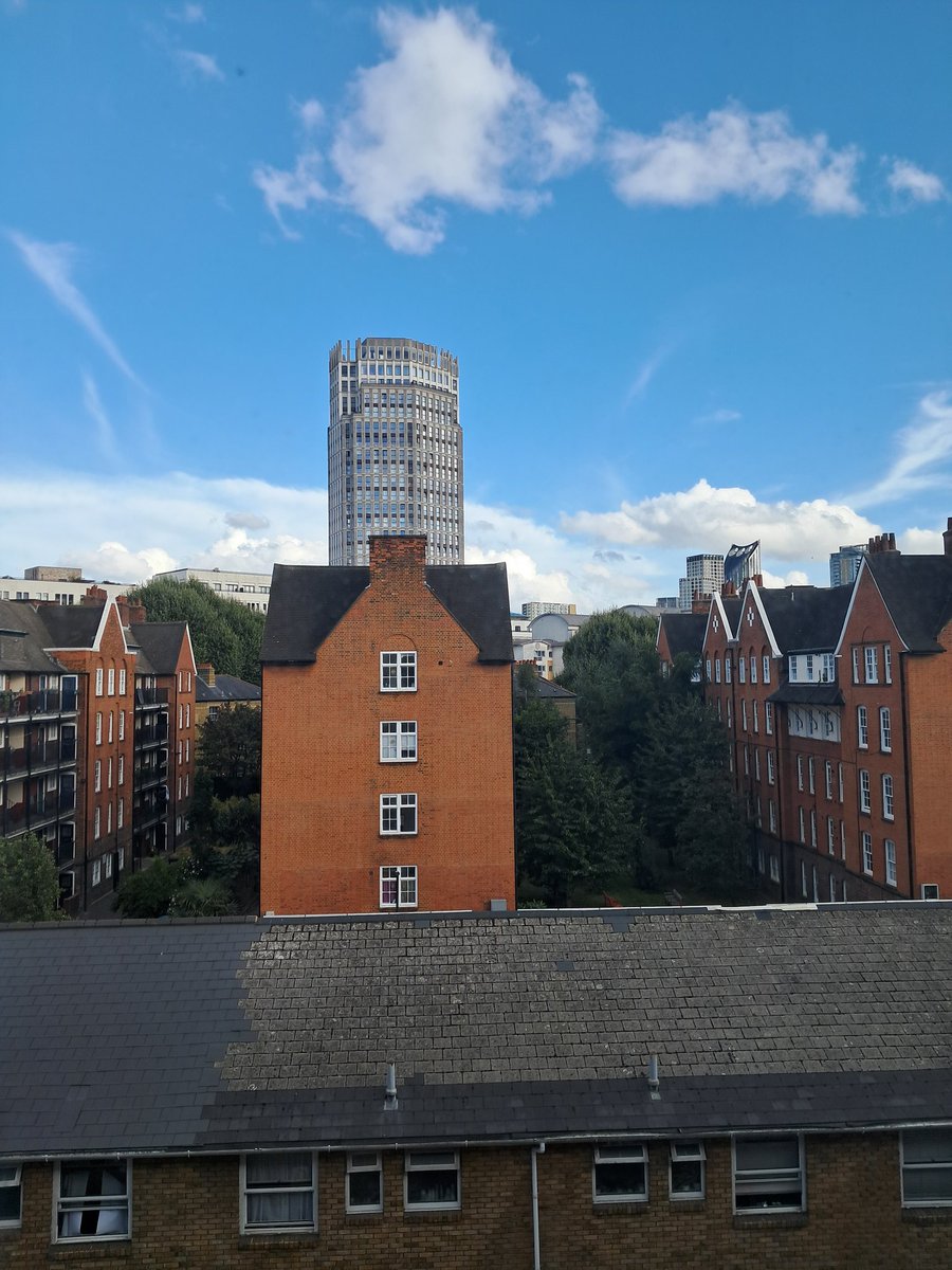 CB_cycles's tweet image. Hello London 👋 
Well, I'm mostly dry after the Honiton deluge, but I've got 2 wet feet I'll have to put up with. Shoes and socks are soaked from the torrential downpour unless I can get them dry with the hotel hairdryer 💦🧦🤔 #bikepacking #cycling #BritishWeather #BikesInHotels