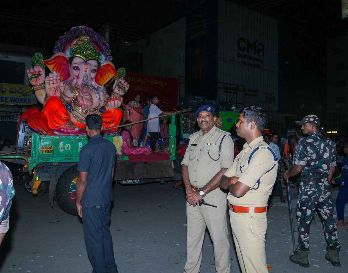 AnantapurPolice's tweet photo. జిల్లా కేంద్రంలో వినాయక విగ్రహాల ఊరేగింపులను పరిశీలించిన జిల్లా ఎస్పీ గారు
* గణేష్ ఊరేగింపు సందర్భంగా ట్రాఫిక్ సమస్య తలెత్తకుండా చర్యలు తీసుకోండి
-- జిల్లా ఎస్పీ శ్రీ పి.జగదీష్ IPS గారు
@APPOLICE100
#atppolice
#anantapurpolice
#GaneshProcession
#TrafficAvoidance
#StaySafe https://t.co/RU2BooP1np