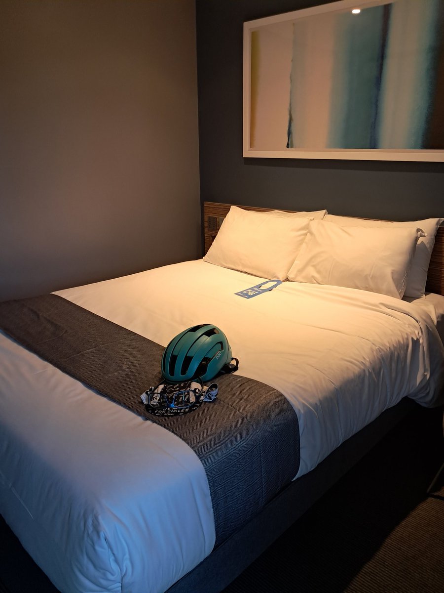 CB_cycles's tweet image. Hello London 👋 
Well, I'm mostly dry after the Honiton deluge, but I've got 2 wet feet I'll have to put up with. Shoes and socks are soaked from the torrential downpour unless I can get them dry with the hotel hairdryer 💦🧦🤔 #bikepacking #cycling #BritishWeather #BikesInHotels