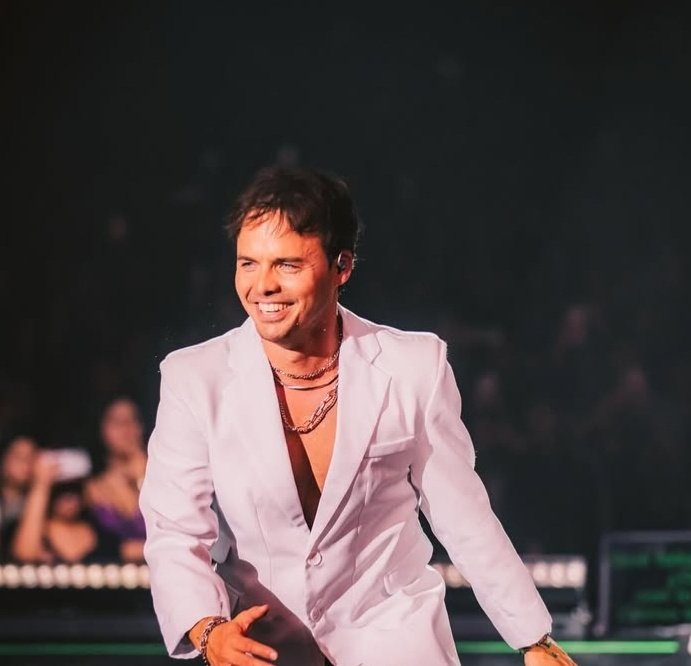 wdwxcamila's tweet image. Es que Benja Rojas con traje blanco 🫦