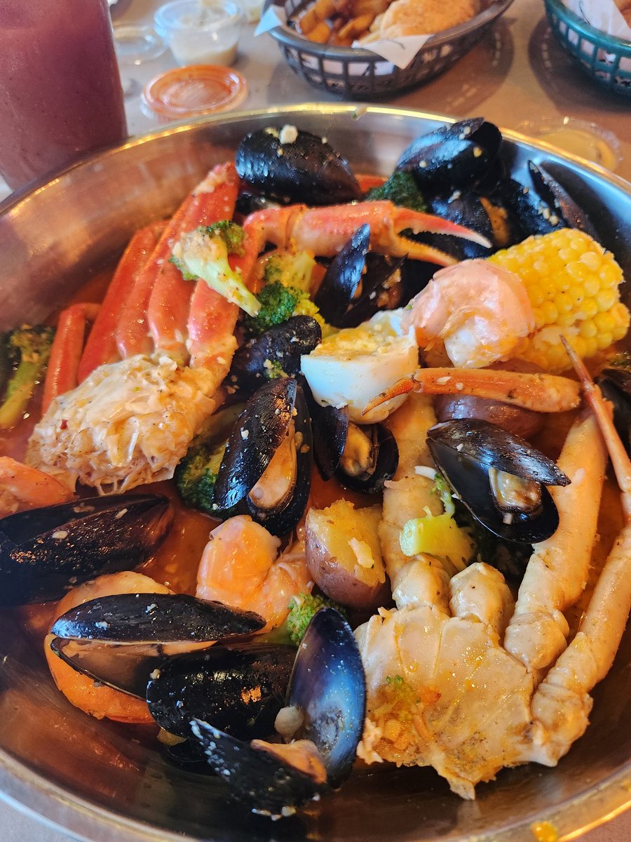 Jim took me to an amazing crab boil lunch yesterday for my birthday 🎂  I love this place! #pier17