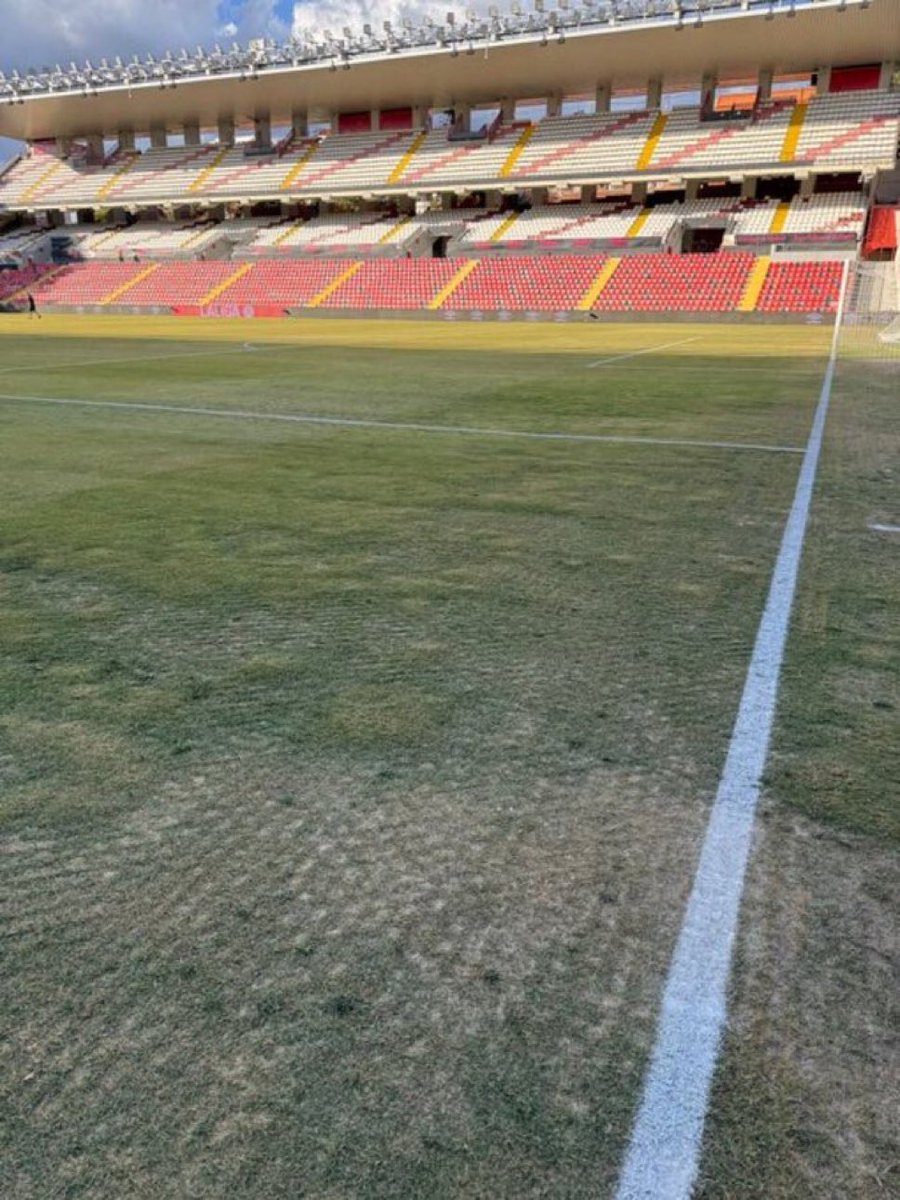 ⚠️ Asi está el césped de Vallecas a 1 hora del partido.

📸 <a href="/moillorens/">moisESPN</a>