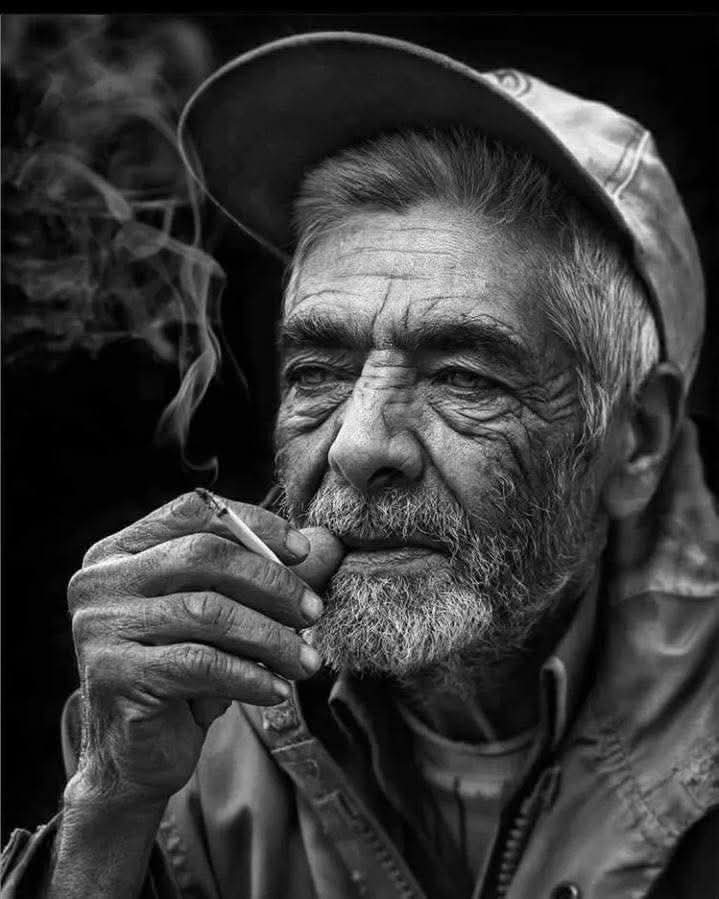 الان أجلس أنا والليل نحدق في بعض كعدوين قديمين من سيغدر بالآخر...!!