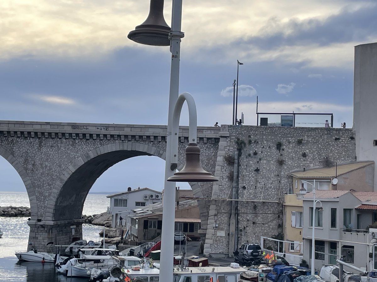 #marseille vallon des Auffes ,l’arrêt de bus un geste artistique 😜