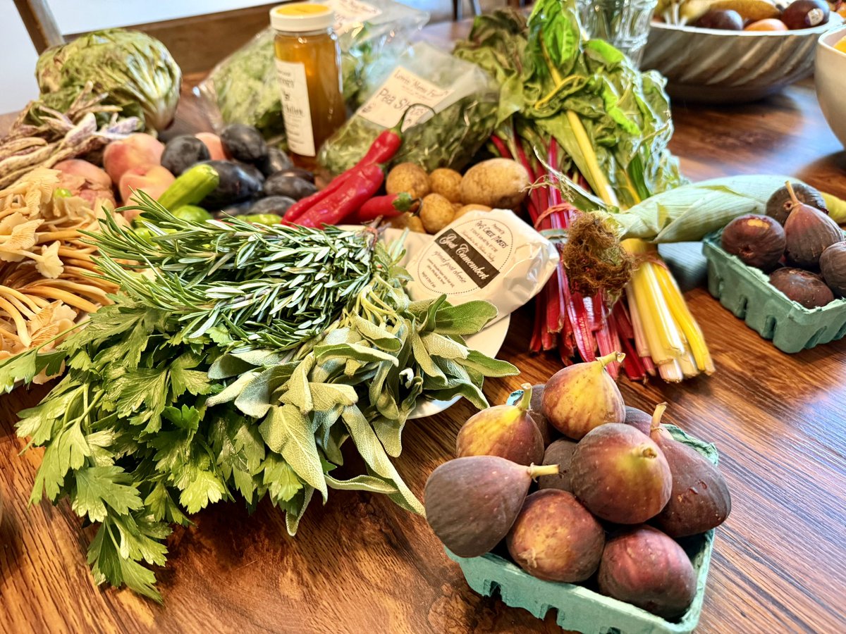 coqpotofficial's tweet photo. Tomorrow’s live stream is about to get delicious. Here’s what we’re cooking with: 

Duck breast 
Quail 
Dover sole 
Swiss chard
Corn
German butterball potato
Dragon tongue beans
Enoki mushrooms
Radicchio
Arugula
Pea shoots
Plums
White peaches
Figs
Husk cherries
Aji rojo peppers
Shishito peppers
Lemon
Honey
Vino cotto
Lemon oil
Togarashi spice
Rosemary
Sage
Italian parsley
Balsamic vinegar
Extra virgin olive oil
Curry powder
Salt
Pepper
Espelette pepper
Lemon oil