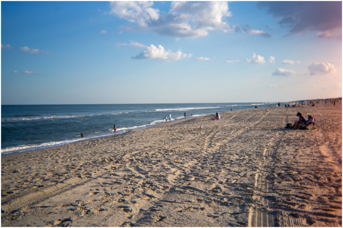 This weekend, the beach completely stole my heart. The sound of the waves, the sand under my feet, and the crisp ocean air—it was all so grounding. I could sit there for hours, just soaking it in 🌊