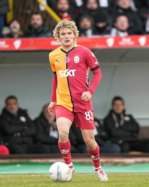 Şampiyonlar ligi çeyrek finalinden bahsediyoruz Lemina'nın yedeği Ayhan Akman'ın oğlu Efe Akman. Ya işinizi yapın yada istifa edin. #YaTransferYaİstifa