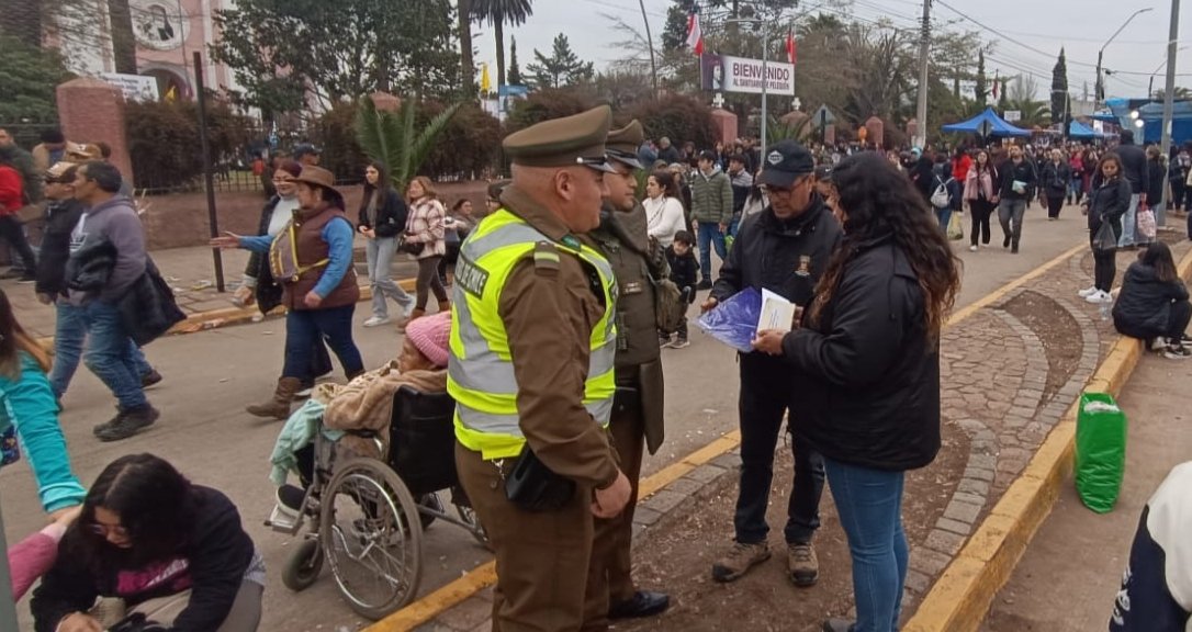 carab_ohiggins's tweet image. @Carab_ohiggins continúa en Santa Rosa de #Pelequén con presencia activa, controlando y fiscalizando, para que la fiesta religiosa se desarrolle con tranquilidad y seguridad para los fieles y quienes asisten a la feria comercial, así como a los residentes del sector
#OrdenyPatria