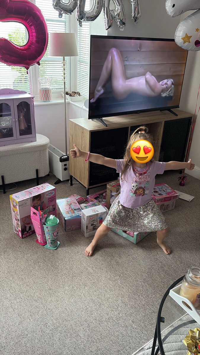 marcsymons's tweet image. Happy 5th Birthday to my lil’ maid 🎉🎂

… and thank you to Britney Spears for the timing on your music video; giving us a memorable birthday photo! 😂😂 #TimingIsEverything