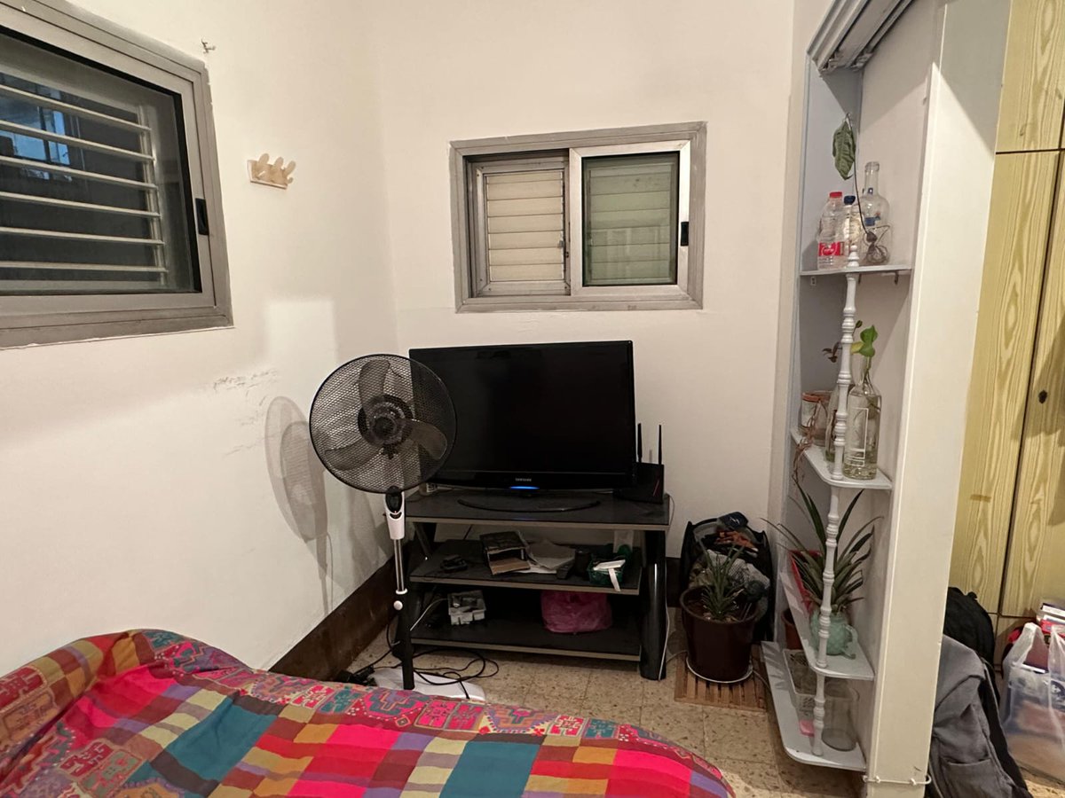 זה עבד לי כאן בעבר, אז מנסה את מזלי שוב
מסבלט את החדר שלי לחגים בדירת 3 שותפים במרכז ת״א!
רחוב שקט ליד הסנטר, 5 דק׳ מכיכר דיזינגוף 🔥

בדירה: סלון גדול, 2 שירותים ומטבח מאובזר.
החדר ענק – עם סלון פרטי, 2 טלוויזיות, עמדת עבודה וארון מפנק.

📅 20.9–16.10
💸 3500 ש״ח כולל חשבונות