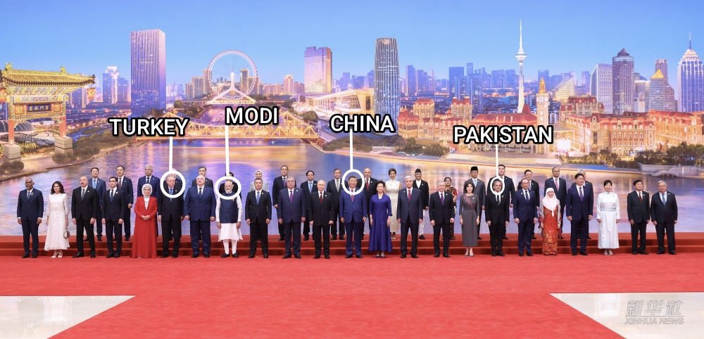 क्या किया जाए ये इतने बेशर्म हैं कि इनकी बेशर्मी जाती नहीं....
पहलगाव और गलवान के शहीदों को ऐसी श्रद्धांजलि.....?