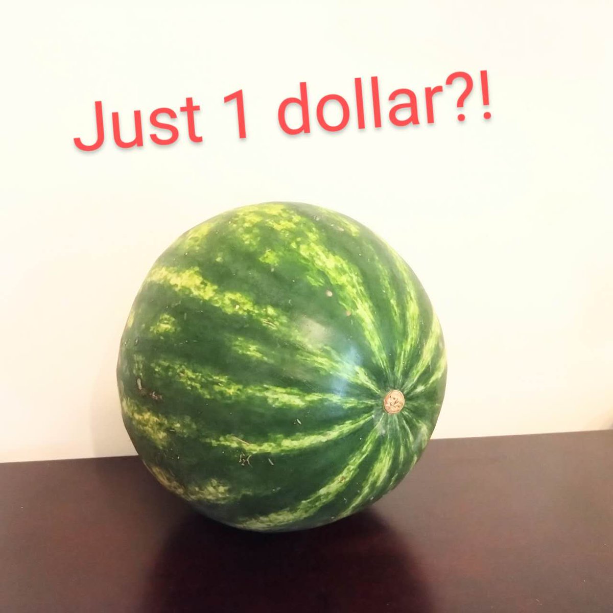 CbearMini's tweet image. 日本より安い野菜を見つけました!昨日、オープンマーケットで丸ごとスイカ🍉をたった1ドルでゲット！白菜🥬も6個で2ドル。お得すぎる！皆さんのお買い得な買い物は何かありましたか？ 
Scored a WHOLE watermelon for just $1 at an open market yesterday! Sweet deal, sweeter taste! What's your…