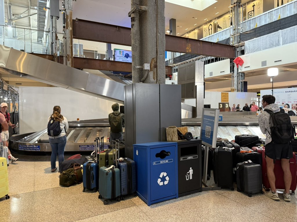 How is is possible that <a href="/AustinAirport/">Austin-Bergstrom International Airport</a> has one baggage belt operating on one of the busiest weekends of the year?