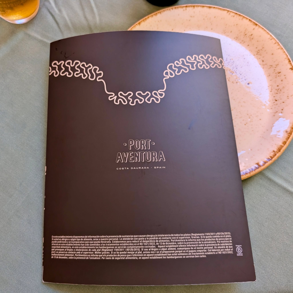 Para celebrar el 30.º aniversario de PortAventura, la carta del restaurante La Hacienda ha recuperado su formato original en forma de chaquetilla de charro. En ella se destacan los platos originales de 1995 🇲🇽