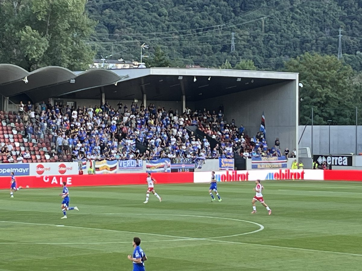 Poprzednio na żywo Sampdorię widziałem 20 marca 1991 r., ostatniego mojego dnia bycia nastolatkiem. Dziś znowu dostaje w ryj 😀🇭🇺 Na razie 0:3 z Südtirolem i spadam oglądać Legię.#SerieB