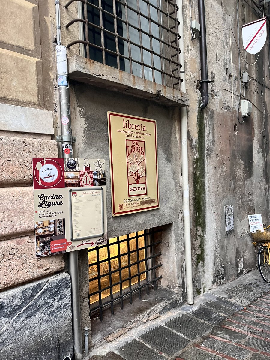 Nunca me cansaré de ir de librerías en países extranjeros 🌸