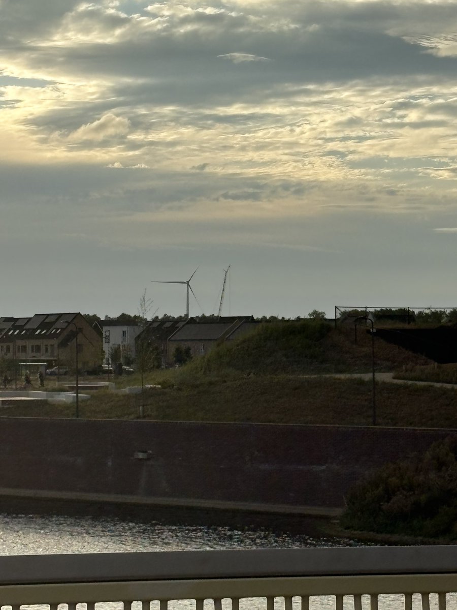 De reuzen bij Hoenzadriel op 4.2 km.
In de Rosmalense polder komen er 16 op 2 km… te achterlijk voor woorden. #raaddb <a href="/d66denbosch/">D66 's-Hertogenbosch</a> <a href="/RosmalensBelang/">Rosmalens Belang</a> @roygeers <a href="/groenlinks/">GroenLinks</a> <a href="/PvdADenBosch/">PvdA Den Bosch</a> <a href="/bosschevvd/">Bossche VVD</a> <a href="/cdadenbosch/">CDA 's-Hertogenbosch</a> <a href="/PPSlikker/">Pieter Paul Slikker</a> <a href="/bddenbosch/">Brabants Dagblad</a> <a href="/GInzicht/">GROEN inZICHT</a> <a href="/GrooteW/">Groote Wielen nieuws</a> <a href="/RalphGeers/">Ralph Geers</a>