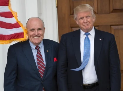 前纽约市长朱利安尼今因车祸受伤送医。81岁的朱利亚尼当时正开车在新罕布什尔州的高速公路上，突遭“后面的车撞上”，导致脊椎骨折及左臂和腿部多处损伤。事发前，朱利安尼还在帮助一名遭家暴女子，拨打了911电话并提供协助，直到警方赶到并确保该女子安全，他才离开。虽然朱利安尼遭遇车祸，其安保人员