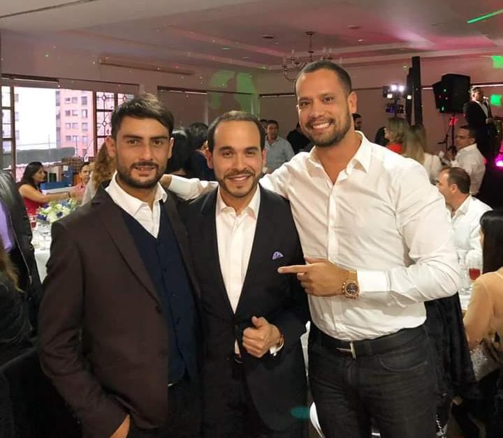 Cristian Kevin Gómez (@ckevingomez) on Twitter photo En la foto: Rugeles, <a href="/ABDELAESPRIELLA/">Abelardo De La Espriella</a> y Cadena.
Parece el casting de una película para Netflix: “Cómo hundir un país en tres actos” En la foto: Rugeles, <a href="/ABDELAESPRIELLA/">Abelardo De La Espriella</a> y Cadena.
Parece el casting de una película para Netflix: “Cómo hundir un país en tres actos”