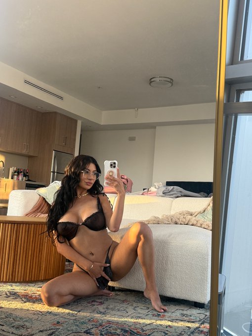 Watch Cami Strella's leaked NSFW photo on TwXstars