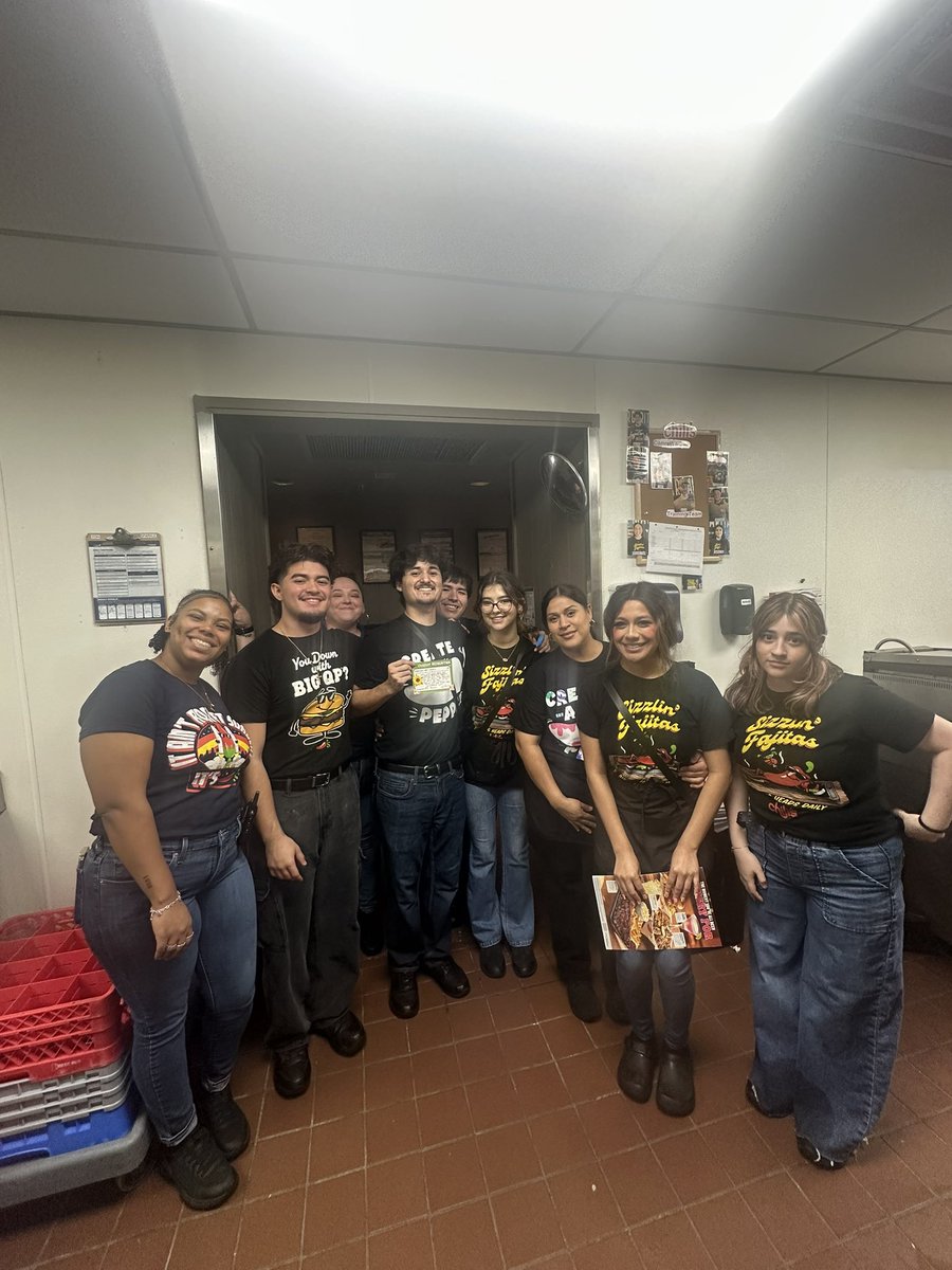 Roymascorros's tweet image. Hi welcome to Chilis 🌶️😀

Sunday fun day with @Chris03Trevino and her Team at Camp Wisdom. Recognized Luis for doing an Amazing job delivering some great chilihead Hospitality and making every guest feel like a regular. 
#bestteam