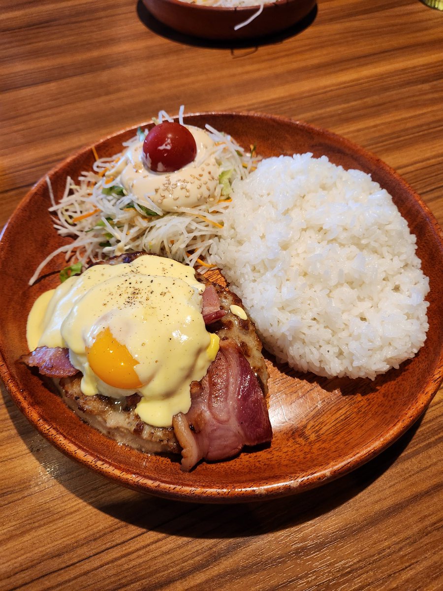 昨晩はこども達のリクエストでびっくりドンキーへ
月見系頂きました🎑
娘が自分のキッズデイッシュではご飯が足りずお代わり用として私のを大盛りにしてるんですけど、この８割程を娘が食べました
晩は米を控えてる私に
パパ、これくらいやったら食べれる？と言う気遣い付き