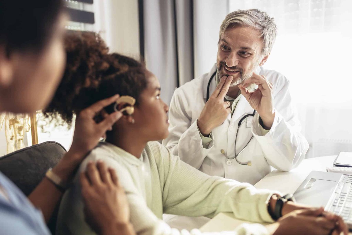 KonnektCo's tweet photo. Lip reading is more common than you think!
Many of us do it subconsciously, and it can make conversations clearer for people with mild to moderate hearing loss.

Want to learn some practical tips? Check out our featured article:
https://t.co/3oDRdTGqSR

#HearingLoss #LipReading https://t.co/GsTR68mPvn