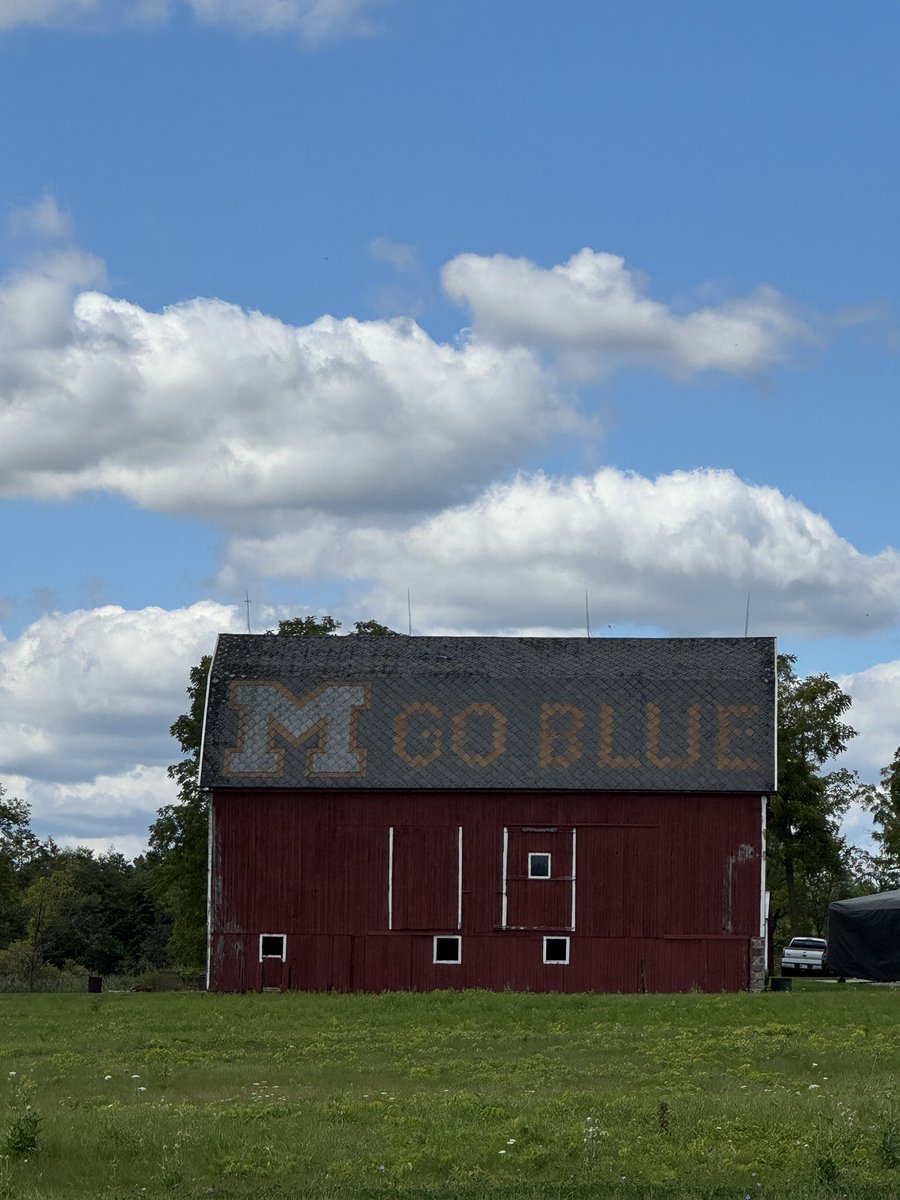hubbardbradford's tweet image. Our happy place and where we have made so many memories with and for the #HubbardSisters. These days never, never disappoint. Thank you, @UMichFootball and @UMichAthletics! #GoBlue #makeitmatter #dadisthebesttitle