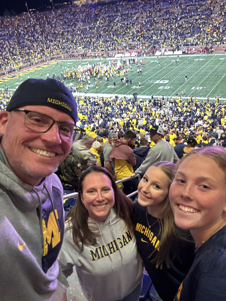 hubbardbradford's tweet image. Our happy place and where we have made so many memories with and for the #HubbardSisters. These days never, never disappoint. Thank you, @UMichFootball and @UMichAthletics! #GoBlue #makeitmatter #dadisthebesttitle
