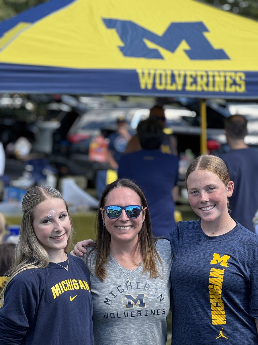 hubbardbradford's tweet image. Our happy place and where we have made so many memories with and for the #HubbardSisters. These days never, never disappoint. Thank you, @UMichFootball and @UMichAthletics! #GoBlue #makeitmatter #dadisthebesttitle