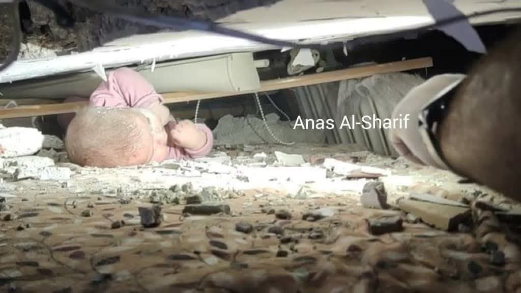 لون الزهري بين غبار الركام، ماذا تفعل؟ 
هذه الخدود التي لم تعرف إلا قبلات أمها، ماذا تفعل الحجارة فوقها! 
لليد المقبوضة الخائفة، والأخرى المرفوعة للصدر، هذه حركات الخوف والقهر لإنسان بالغ، كيف تعلمتها الصغيرة! 

صغيرة هذه الدنيا يا صغيرة، صغيرة وحقيرة وما فيها إلا الشر.