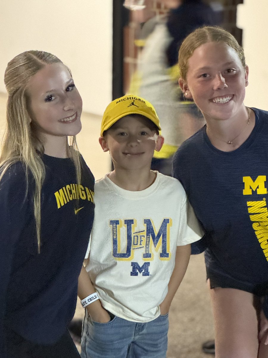 hubbardbradford's tweet image. Our happy place and where we have made so many memories with and for the #HubbardSisters. These days never, never disappoint. Thank you, @UMichFootball and @UMichAthletics! #GoBlue #makeitmatter #dadisthebesttitle