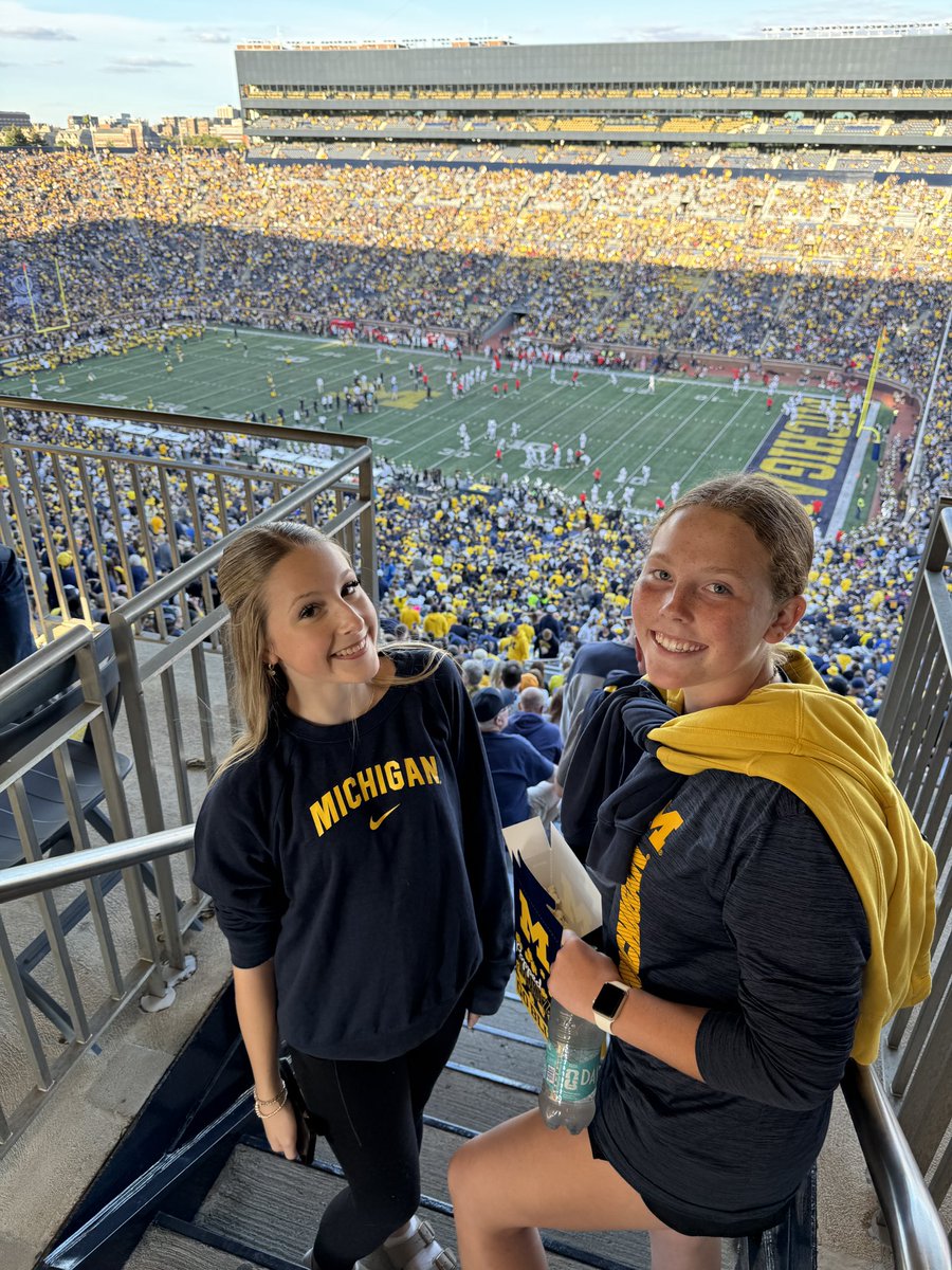 hubbardbradford's tweet image. Our happy place and where we have made so many memories with and for the #HubbardSisters. These days never, never disappoint. Thank you, @UMichFootball and @UMichAthletics! #GoBlue #makeitmatter #dadisthebesttitle